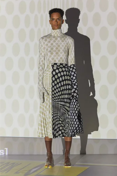 Look 18